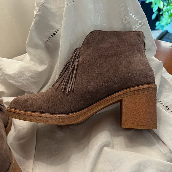 Ugg Corbin crepe sole boot - Picture 2 of 4